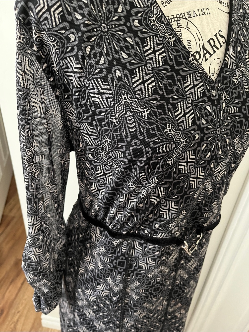 🍎Women's Black Printed V-Neck Long Sleeve Dress with Belt - Picture 6 of 8